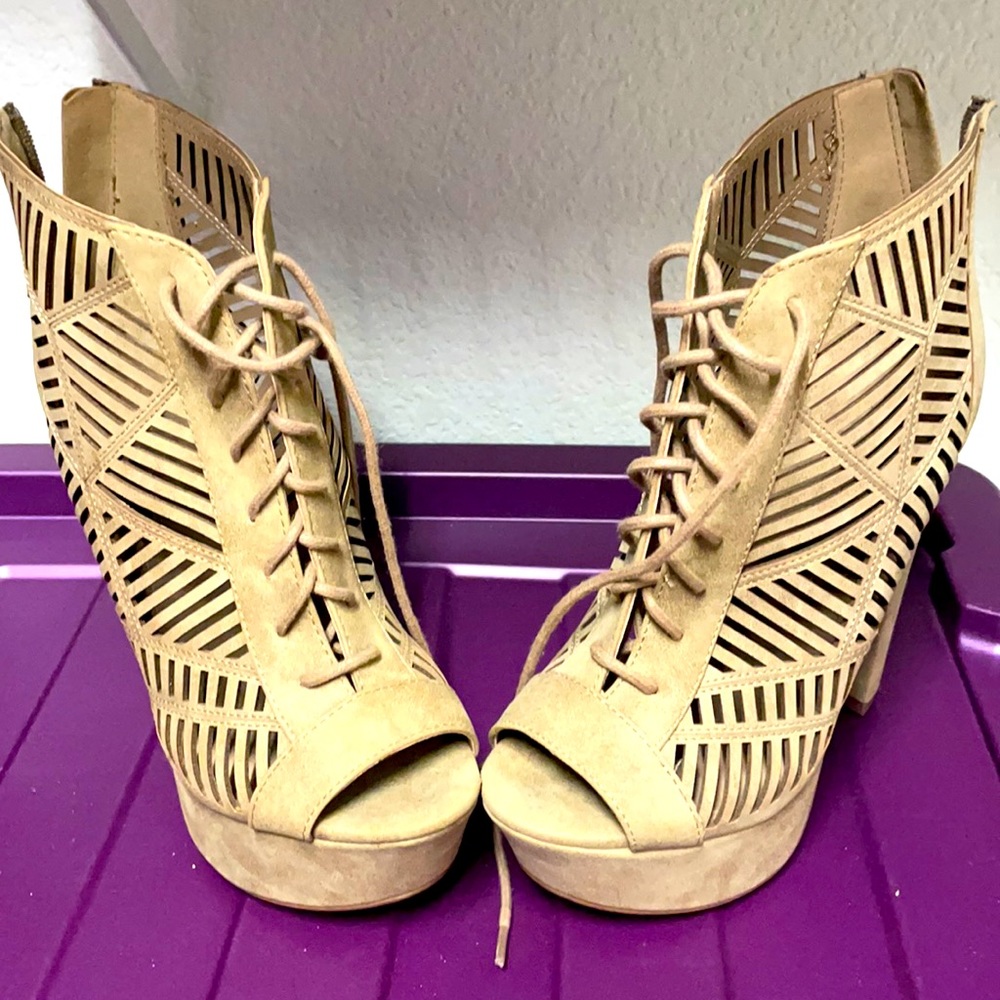 Like new wore once size 7.5 suede tan